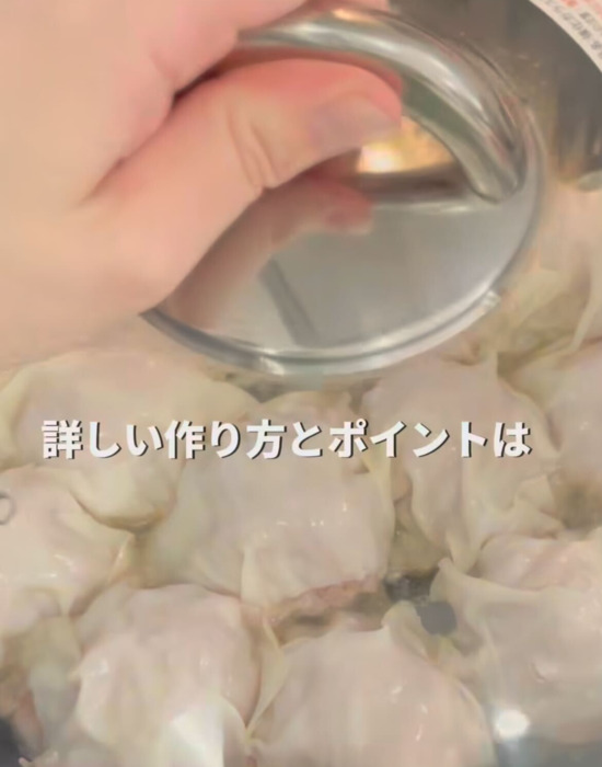 フライパンにふたをする様子