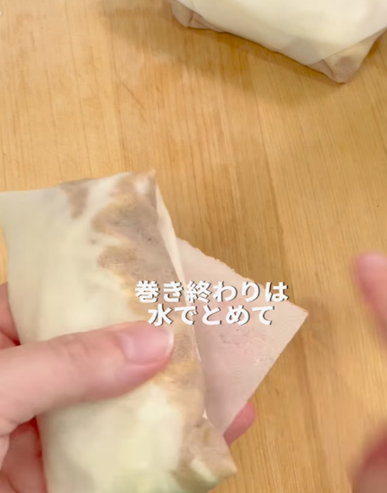 春巻きの皮を巻く様子