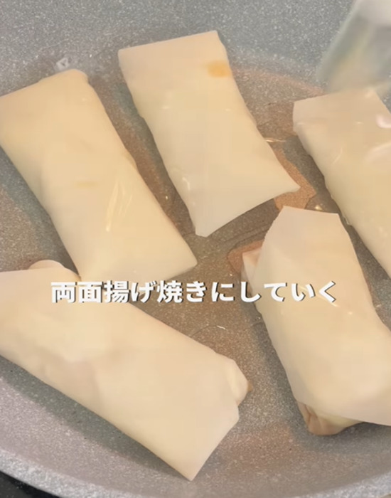 フライパンで春巻きを揚げ焼きする様子