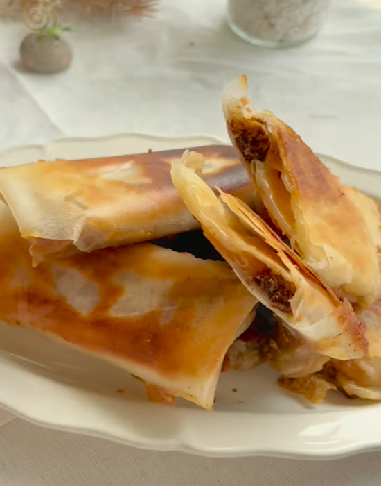お皿に盛り付けたレトルトカレー春巻き