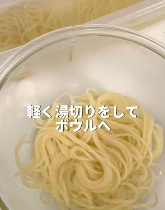 湯切りしボウルに入れたパスタ