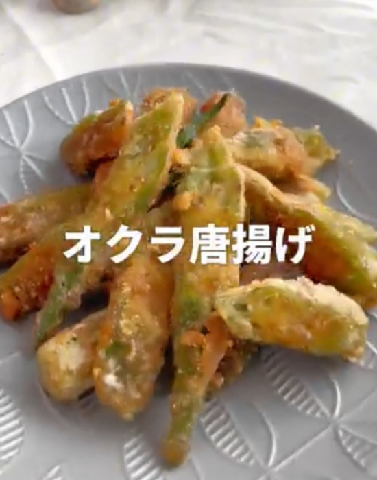 皿に盛り付けられたオクラのから揚げ