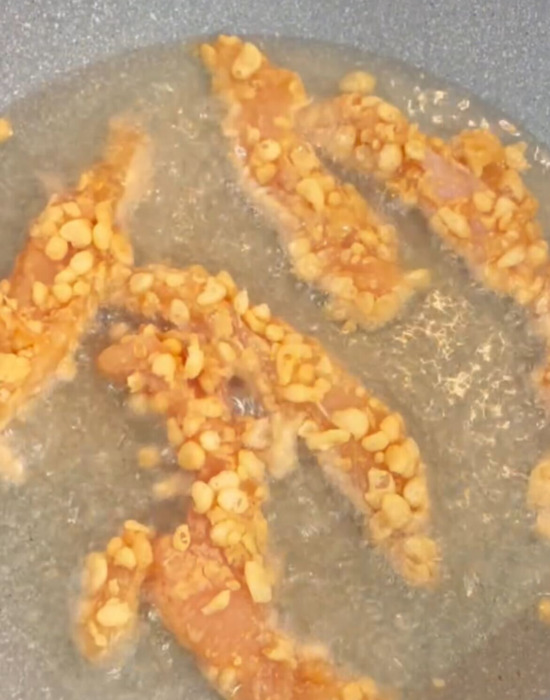 ササミを油で揚げている様子