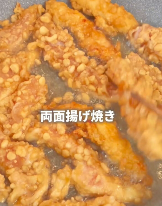 ササミの両面を揚げ焼きしている様子