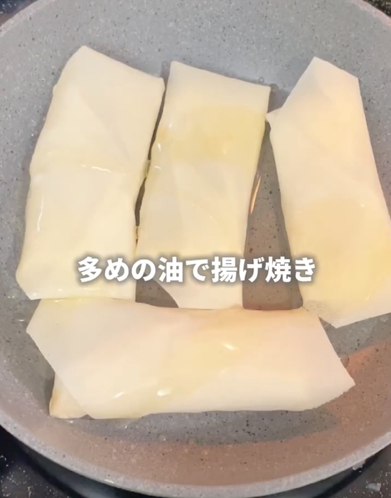 春巻きを揚げ焼きしている様子