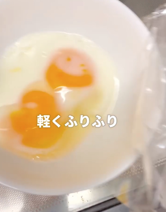 加熱した卵の入った器を振る様子