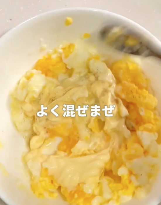 加熱した卵に調味料を入れて混ぜる様子