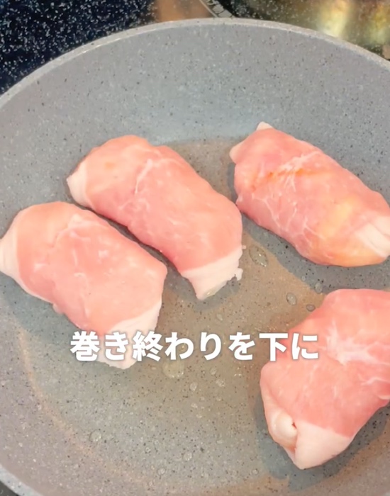フライパンの上に置いた豚肉