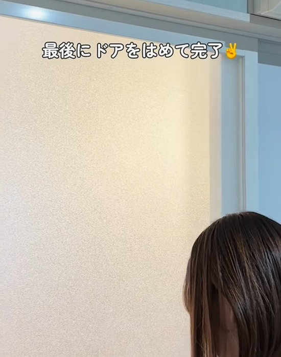 浴室のドアをはめている様子