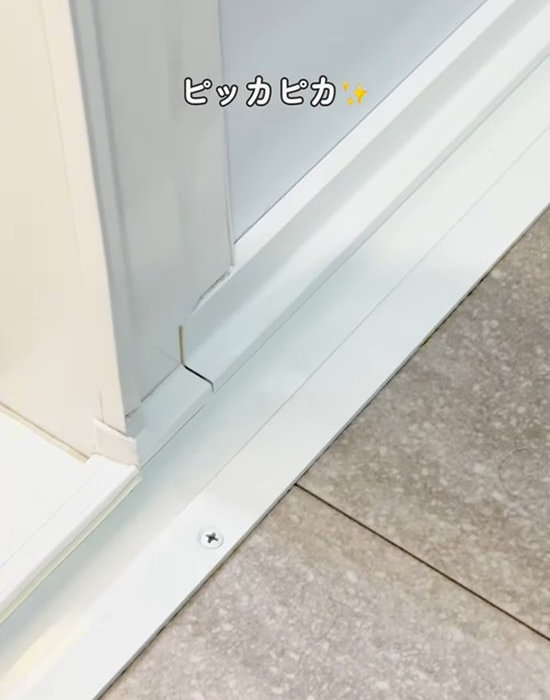 きれいに掃除された浴室のドアレール