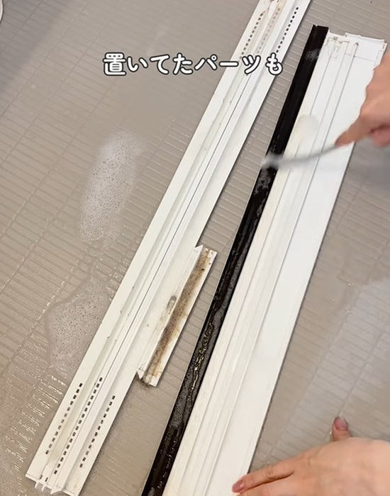 浴室のドアのパーツを洗っている様子