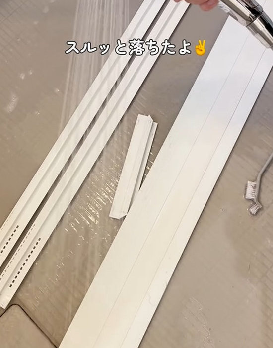 浴室のドアのパーツを洗っている様子