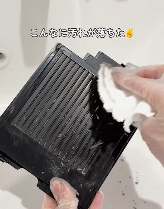 雑巾で拭いてきれいになったトイレの換気扇のシャッター