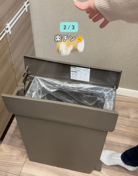 ゴミ箱にトイレットペーパーの芯を捨てる様子