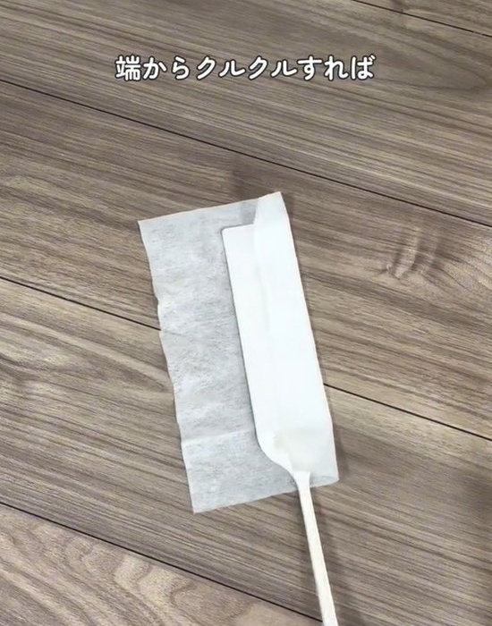 シートをハンディワイパーに巻き付けている様子