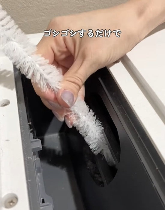 乾燥経路をワイヤーブラシでこする様子