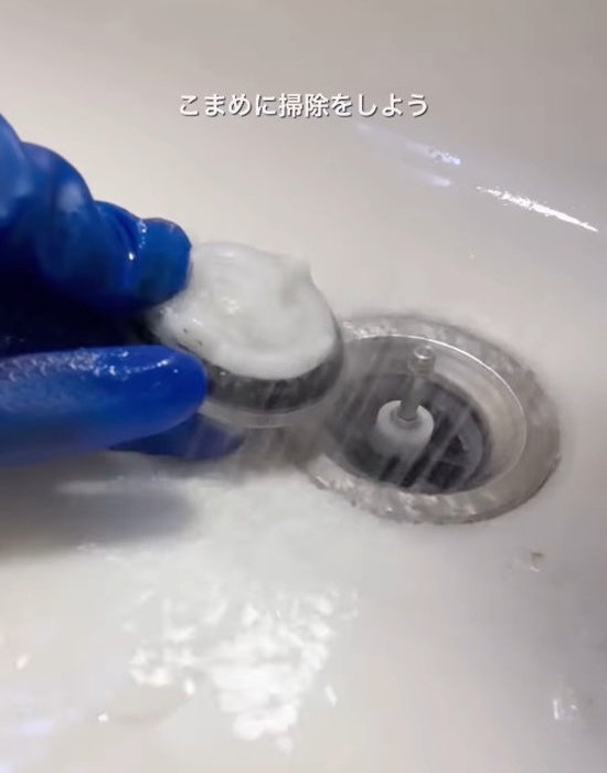 排水栓を水で洗い流す様子