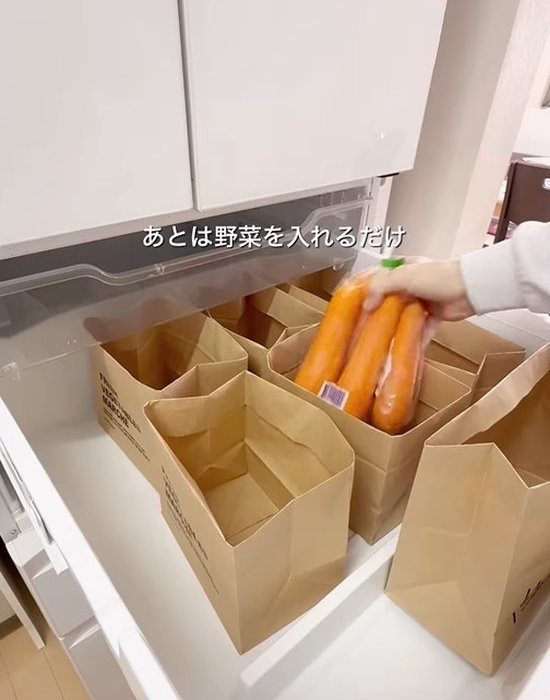 野菜室に入れたガゼットバッグに野菜を入れる様子