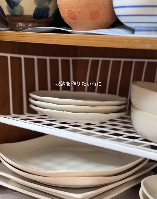 皿が置いてある吊り下げワイヤーバスケット