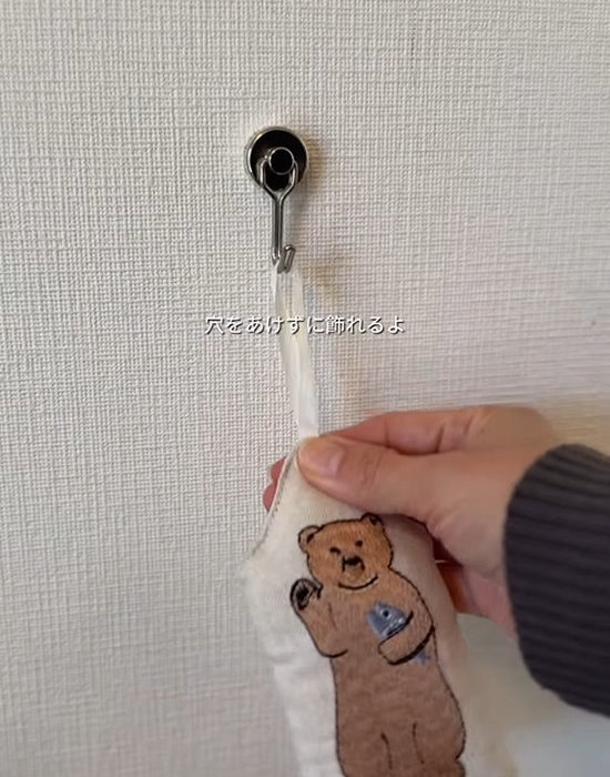 マグネットにバッグをかけている様子