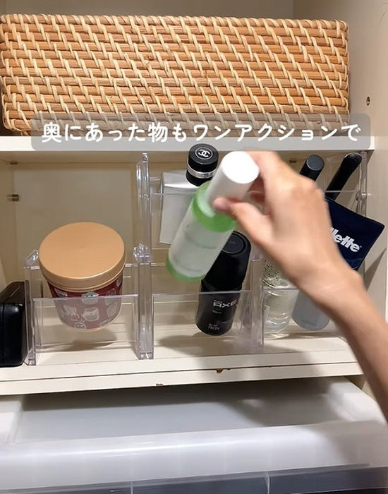 『ティータイムラック』からボトルを取り出している様子