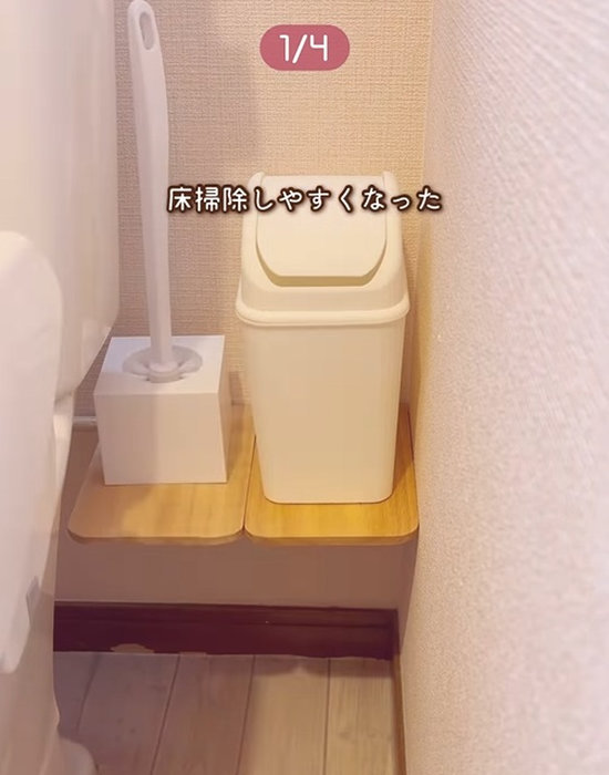 突っ張り棒に設置したブックエンドの上にサニタリーボックスや掃除グッズを置いた様子