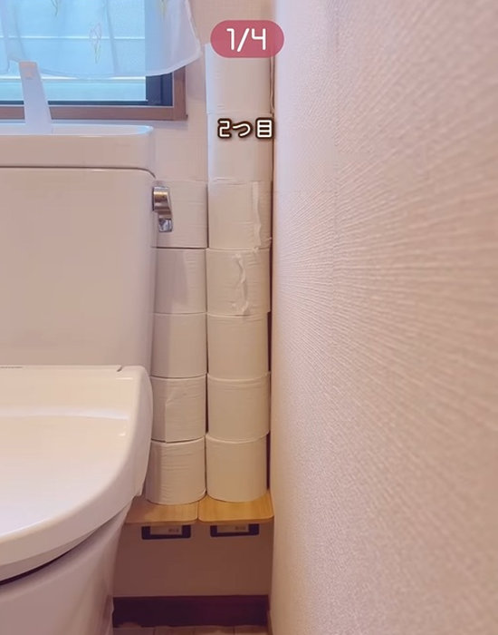 ブックエンドの上にトイレットペーパーを重ねて置いている様子