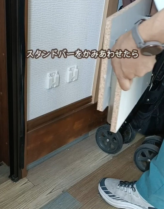 『STAND BAR ６』に棚板を取り付ける様子