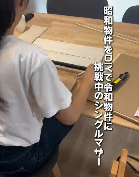 木の板のサイズを計測する女性
