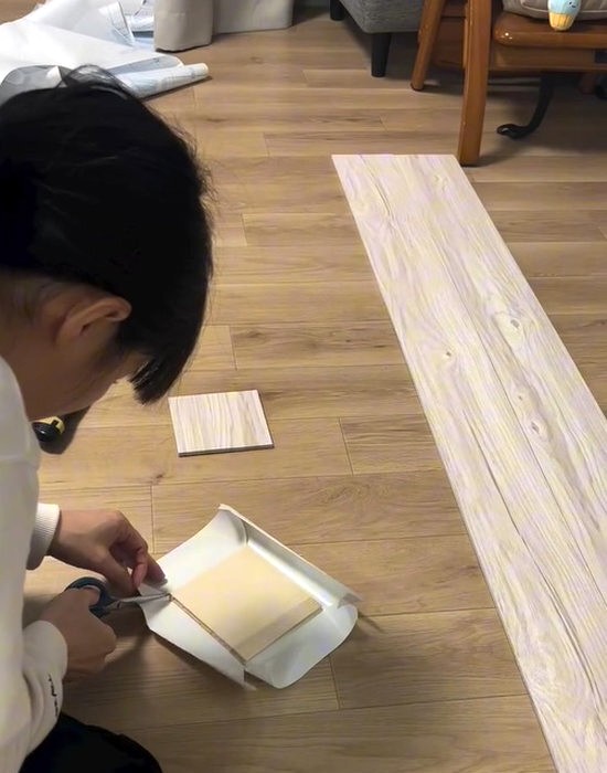 端材にリメイクシートを貼る様子