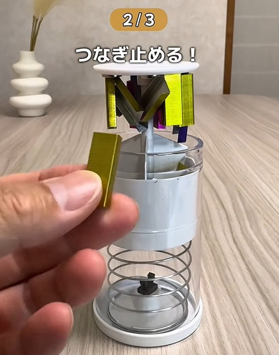磁石に付いているホッチキスの針を取る様子