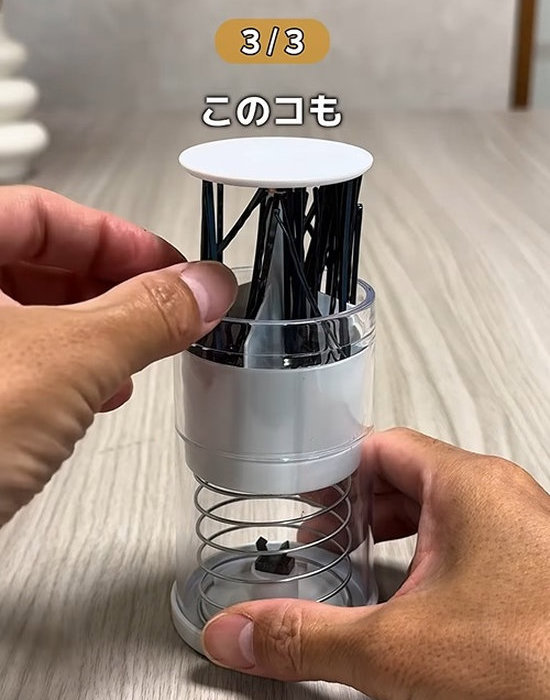 磁石に付いた状態のヘアピン