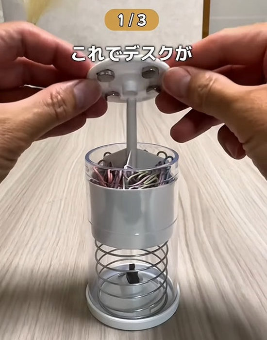 綿棒ケースにクリップを入れる様子
