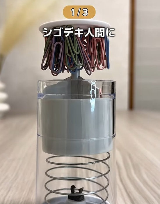 磁石にクリップが付いている様子