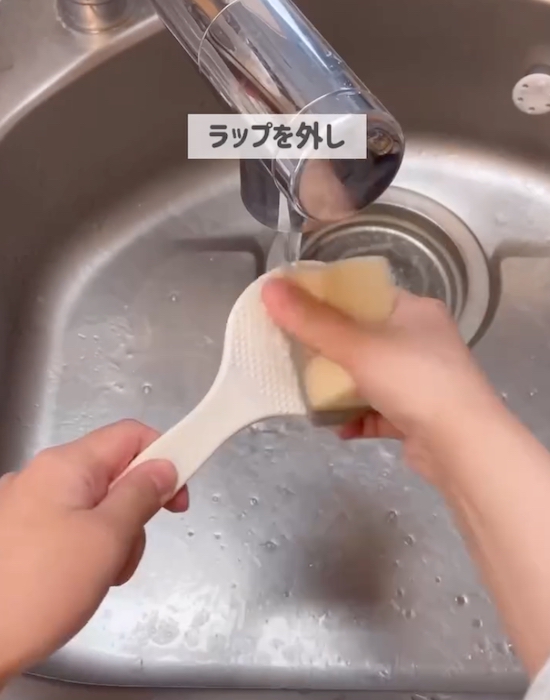 しゃもじを洗う様子
