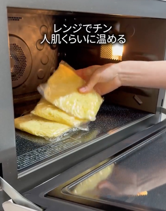 焼きそばの麺を電子レンジに入れる様子