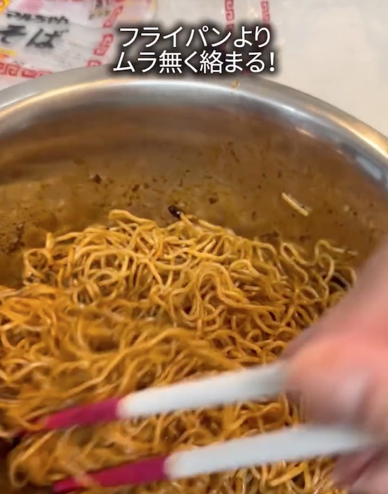 焼きそばと粉末ソースとカツオ節を混ぜる様子