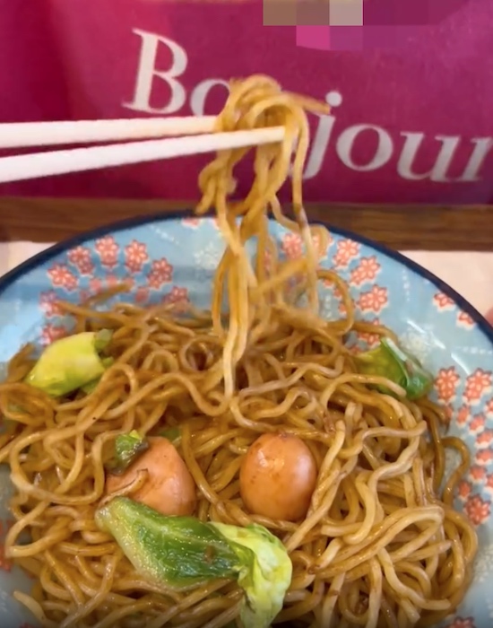 器に盛り付けた焼きそば
