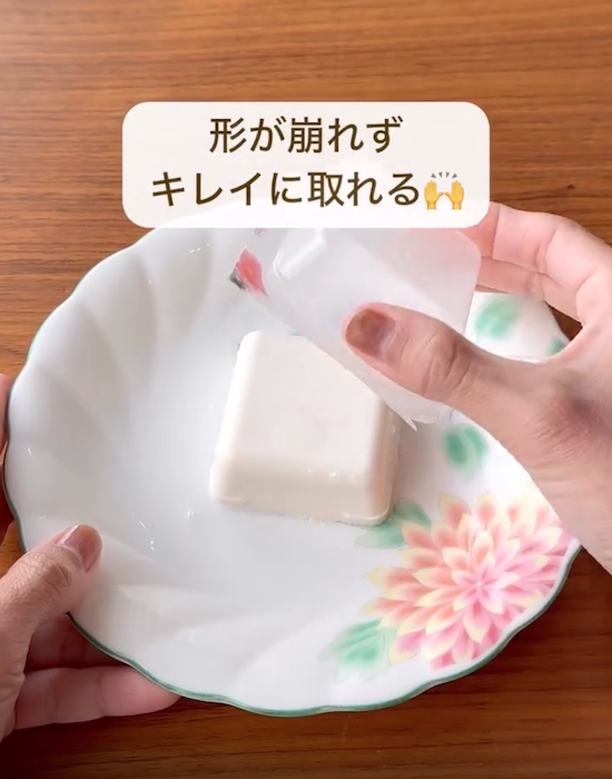豆腐を皿の上に出す様子