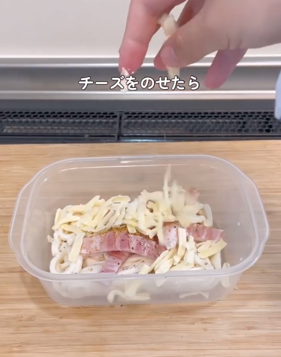 冷凍うどんの上に具材を置いている様子