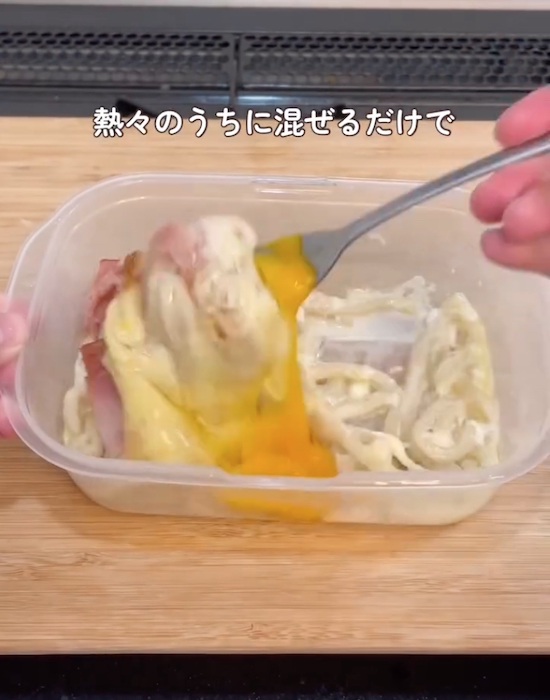 解凍したうどんと具材を混ぜている様子