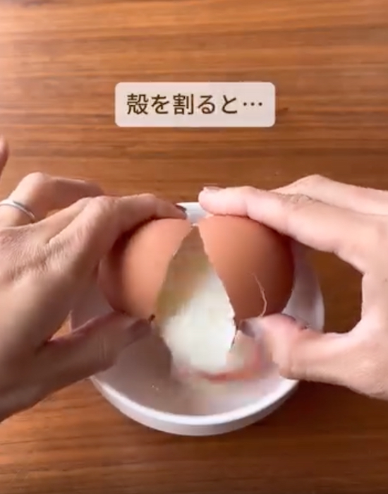 温泉卵を器に割る様子
