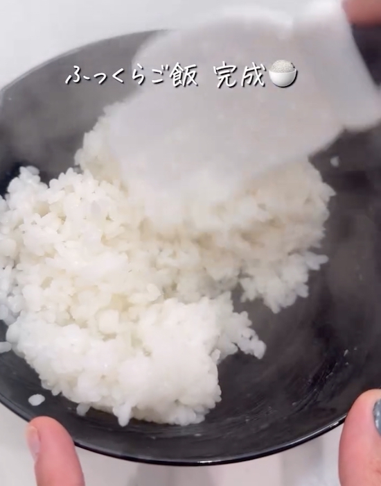 でき上がったご飯を混ぜる様子