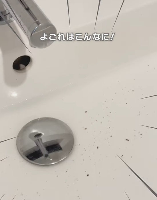 蛇口とシンクに落ちた汚れ
