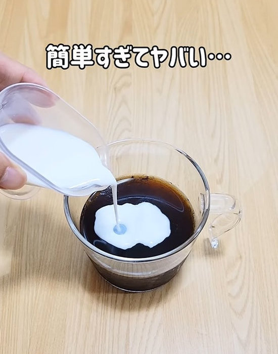 コーヒーゼリーの上に牛乳をかける様子