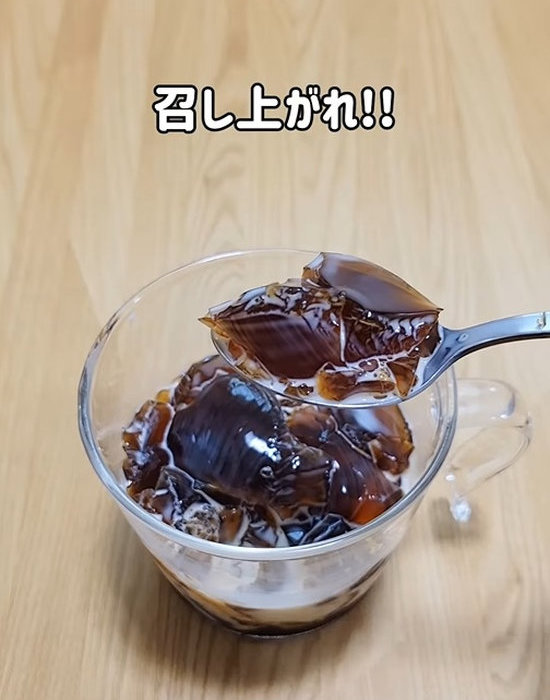 崩したコーヒーゼリーをスプーンですくう様子