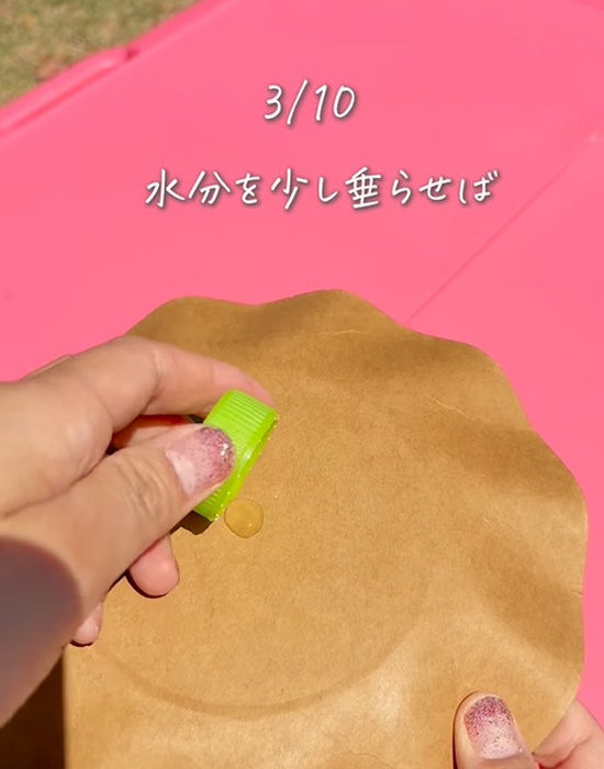 紙皿の後ろに水滴を垂らしている様子