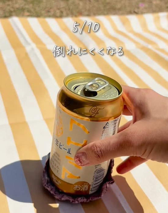 くしゃくしゃにしたアルミホイルの上に缶ビールを置いている様子
