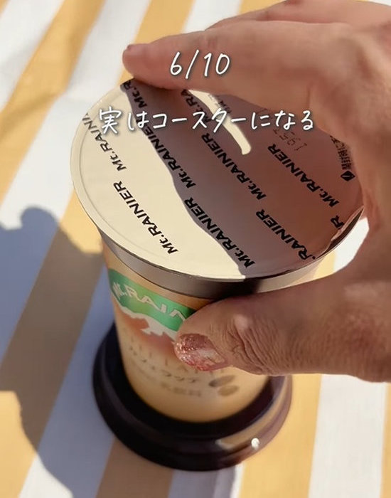 チルドカップコーヒーのプラスチックパーツをコースターにしている様子