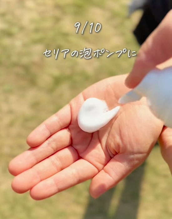 セリアの『泡で出てくる携帯用泡ポンプ』で手のひらに泡を出している様子